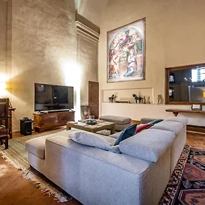 Yid Cantoria Apartment
